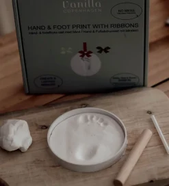 Vanilla Copenhagen Hånd- og Fodaftryksæt m. Bånd - Hvid/Rød/Brun