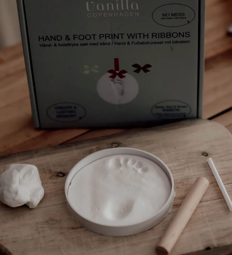 Vanilla Copenhagen Hånd- og Fodaftryksæt m. Bånd - Hvid/Rød/Brun